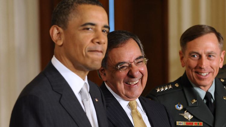 Im Sommer werden nach dem Willen von Präsident Obama CIA-Chef Panetta und General Petraeus (v.l.), derzeit ISAF-Kommandeur, ihre Plätze tauschen.