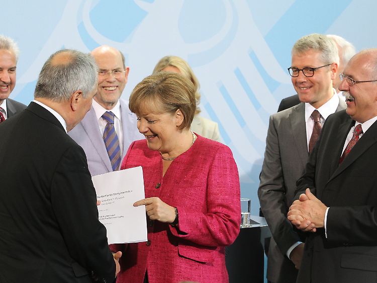 Kanzlerin Merkel zwischen den Vorsitzenden ihrer Ethikkommission, Kleiner (r.) und Töpfer.