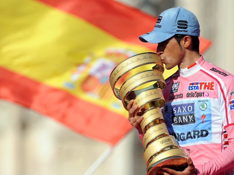 Richtige Flagge, richtige Trophäe, falsche Hymne: Alberto Contador bei der Ehrung des Giro.