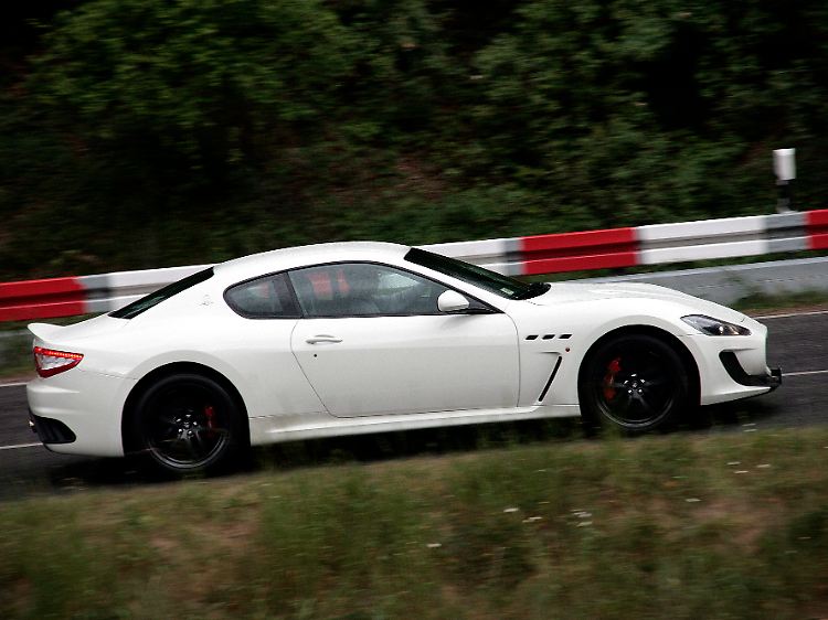 Das Aerodynamik-Paket des "Stradale" erzeugt an der Hinterachse 50 Prozent mehr Anpressdruck.
