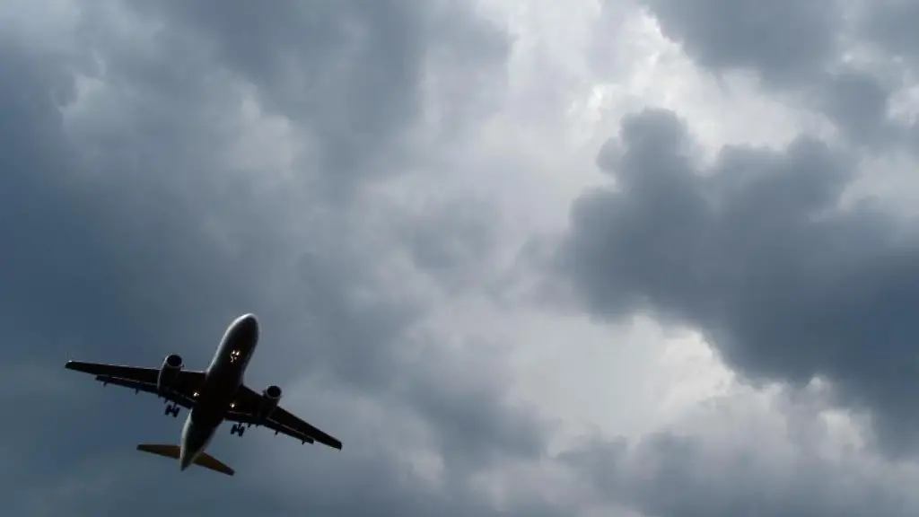 Gewitterwolken-ueber-Flugzeug