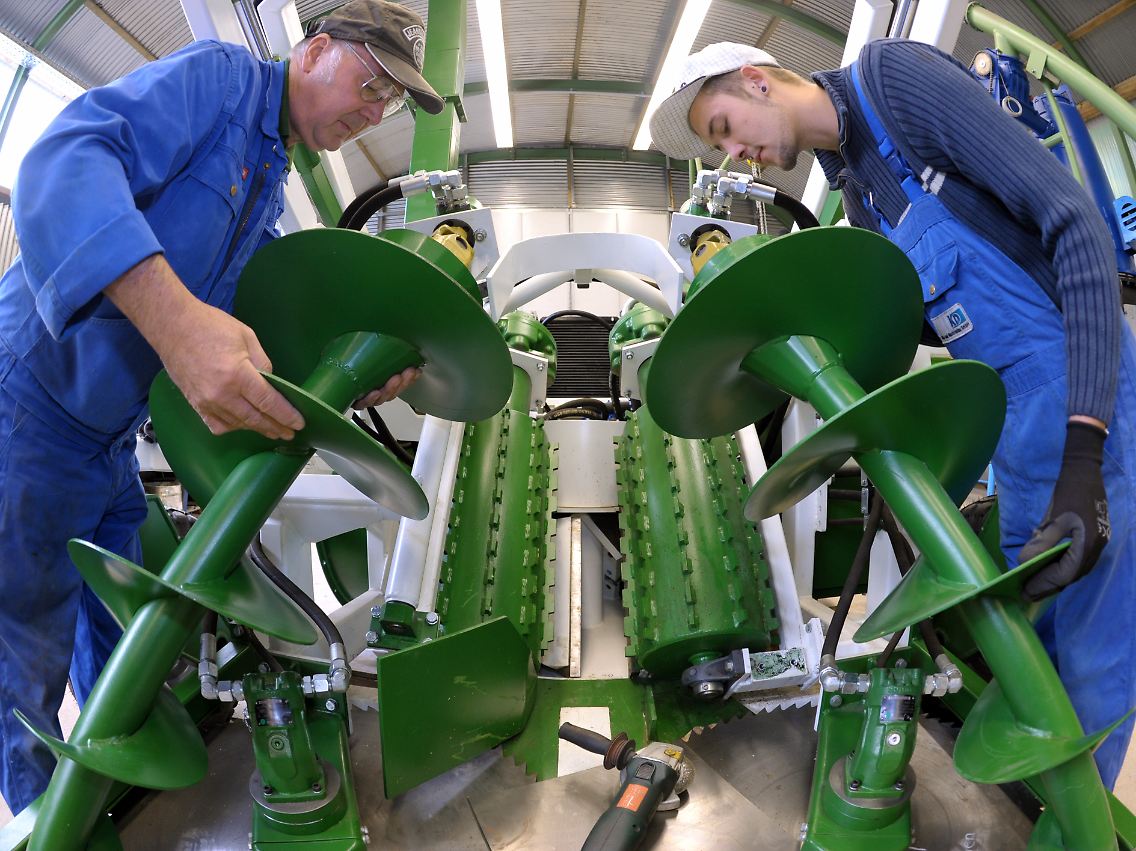In der Werkstatt der KD Stahl- und Maschinenbau GmbH in Breitenworbis wird an der Spezialanfertigung einer Häckselmaschine gearbeitet.