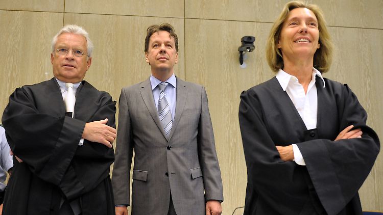 Jörg Kachelmann (M) steht im Landgericht in Mannheim neben seinen Anwälten Johann Schwenn (l) und Andrea Combé. 
