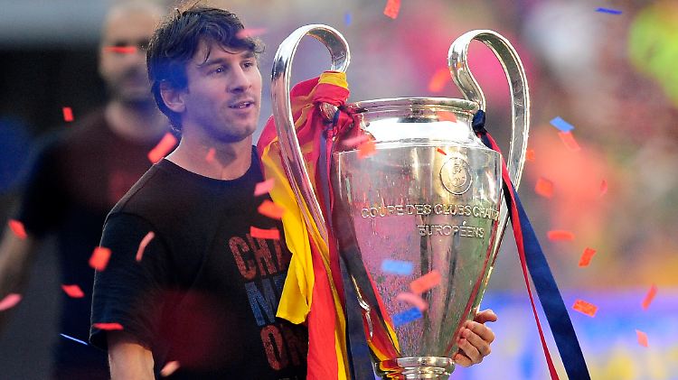 Lionel Messi mit dem Champions-League-Pokal.