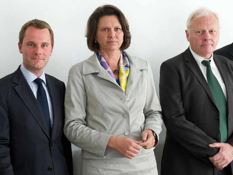 Gesundheitsminister Bahrl, Verbraucherschutzministerin Aigner und der Präsident des RKI, Burger, vor dem Krisentreffen.