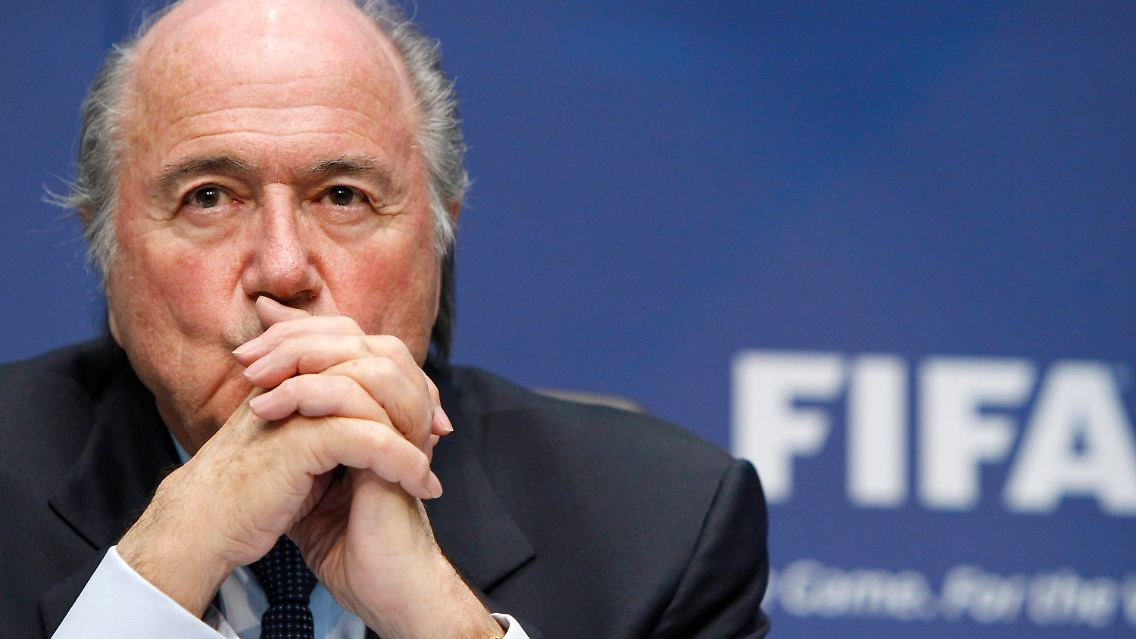 Joseph Blatter bleibt sich treu: Der skandalumwitterten Wahl zum Fifa-Präsidenten 1998 folgten seither weitere Skandale und Affären.