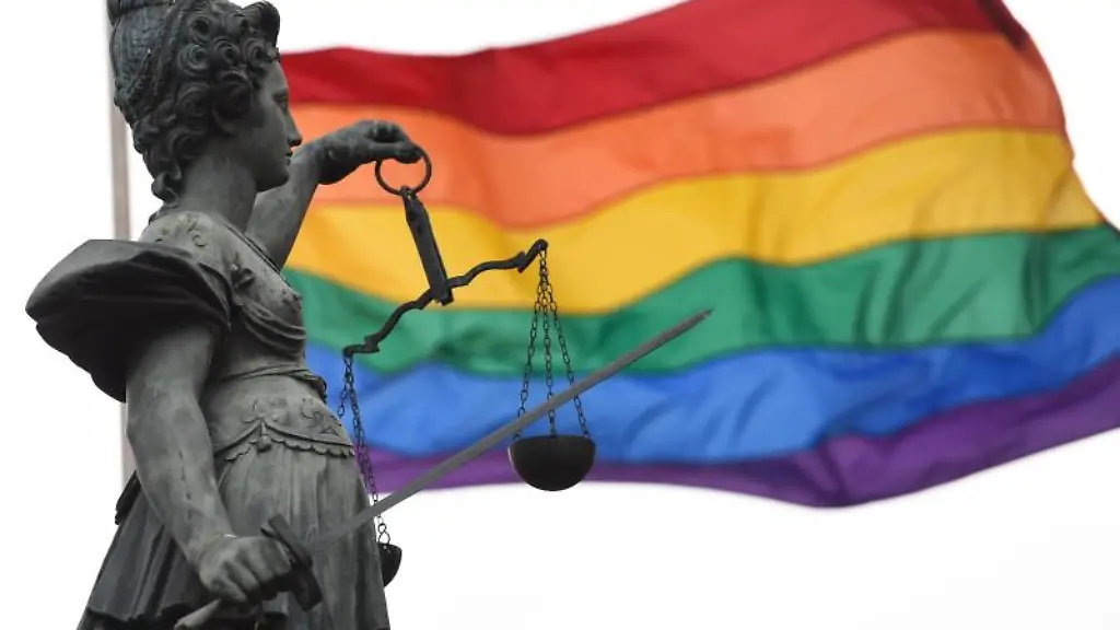 Justitia-vor-Regenbogenfahne