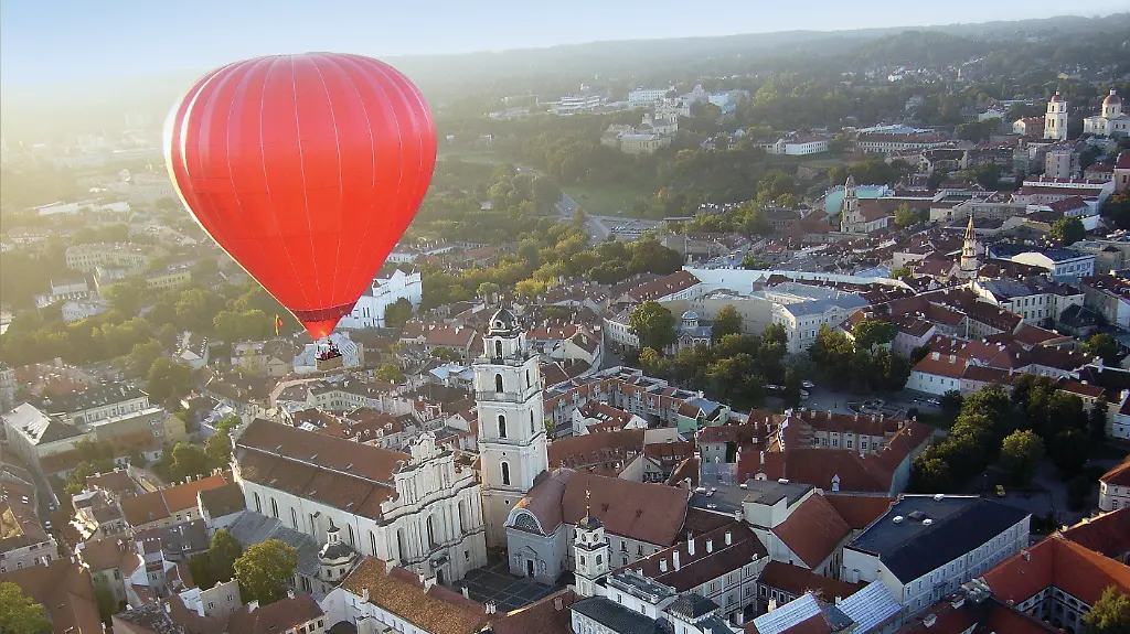 vilniusOldTown-Balloon-Lithuanian-State-Department-of-Tourism