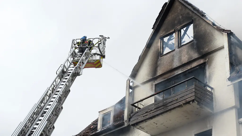 Feuerwehrleute-auf-einer-Drehleiter-loeschen-am-20-03