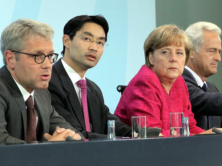 Kanzlerin Merkel und die Minister Röttgen, Rösler und Ramsauer erklären den Ausstiegsplan.