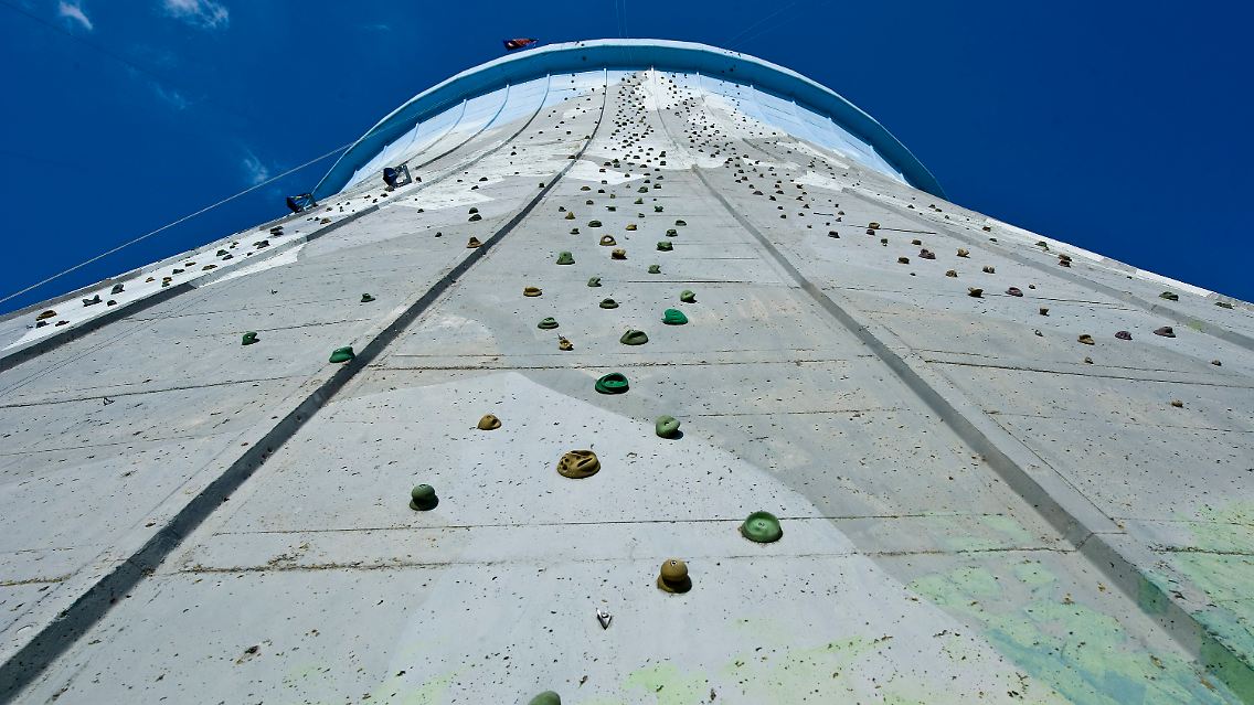 Klettergriffe am Kühlturm des ehemaligen Kernkraftwerkes "Schneller Brüter" im Wunderland Kalkar.