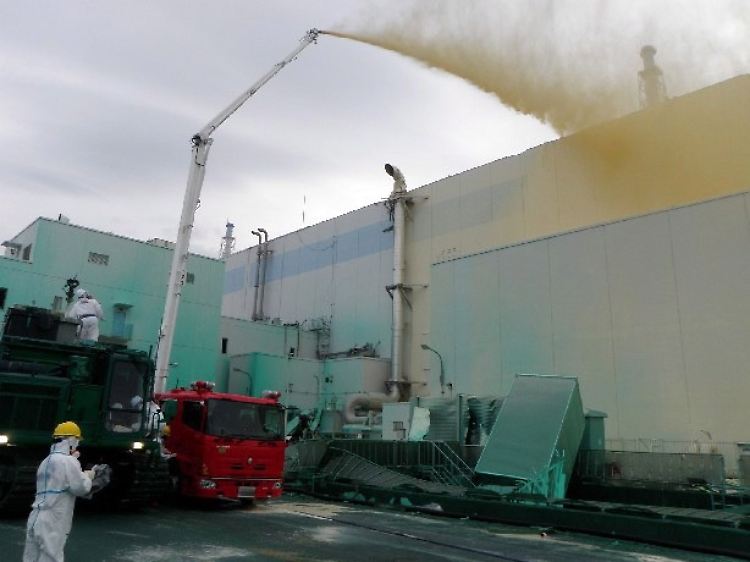 Mit primitiven Mitteln gegen ein Hightech-Desaster: Um eine Verteilung radioaktiv belasteten Materials durch Wind oder Regen zu verhindern, werden die Reaktoren von Fukushima mit Kunstharz besprüht.