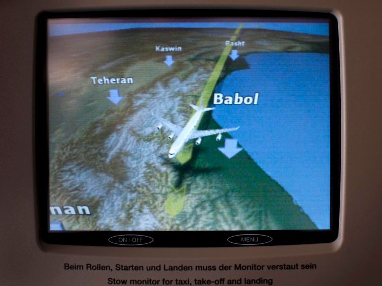 Der "Airshow-Monitor" zeigt auf dem Flug von Berlin nach Neu Delhi im neuen Regierungsflugzeug "Konrad-Adenauer" die Flugroute über den Iran an.