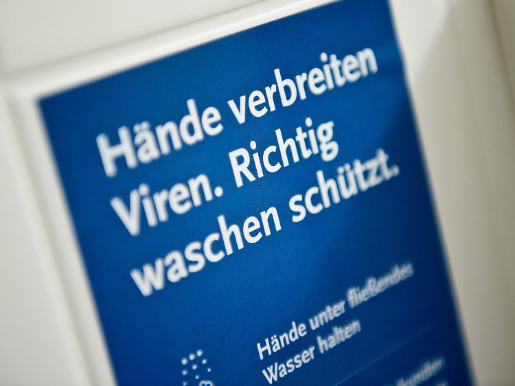 Ein Hinweisaufkleber in einem Toilettenraum im RKI gibt Tipps zum richtigen Händewaschen.