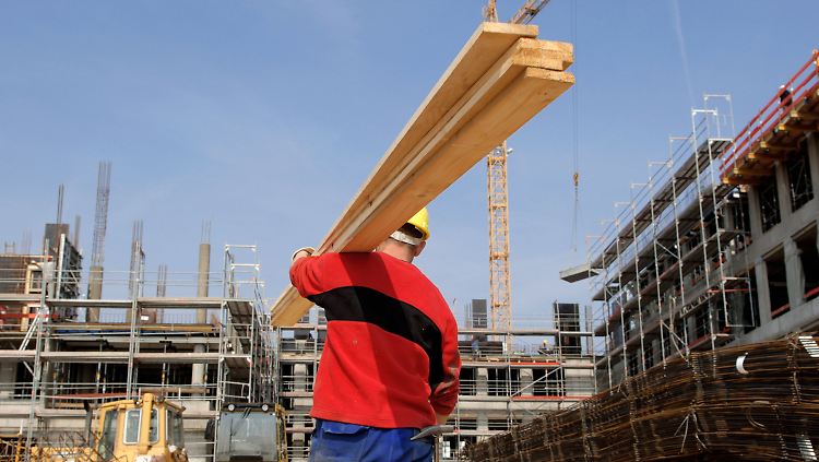 Aufschwung: Dank anhaltend guter Konjunktur haben immer mehr Menschen wieder Arbeit.