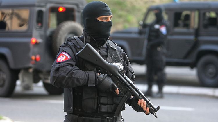 Serbischer Polizist vor dem Gericht in Belgrad.