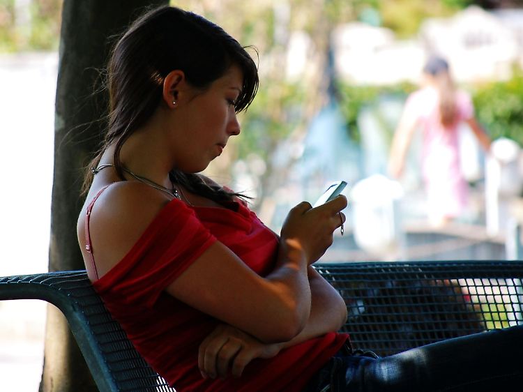 Mini-Daten zum hohen Preis: Die Deutschen simsen immer mehr - und zahlen dafür ordentlich.