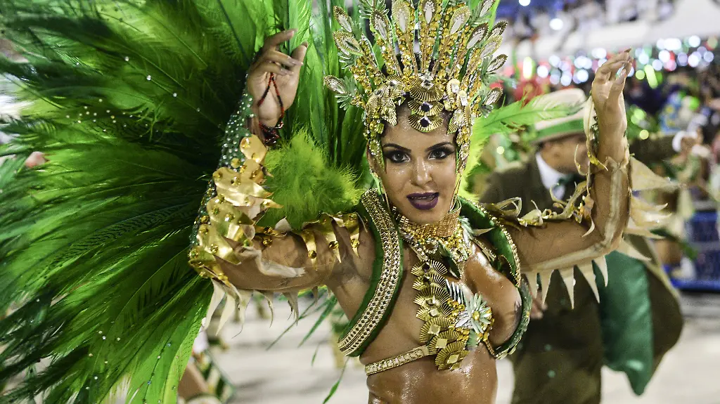 Knappe-Kostueme-und-viel-nackte-Haut-Der-Karneval-am-Zuckerhut