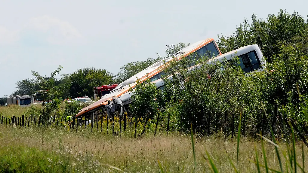 Nach-dem-Zusammenstoss-sind-die-beiden-Busse-in-einen-Graben-gestuerzt
