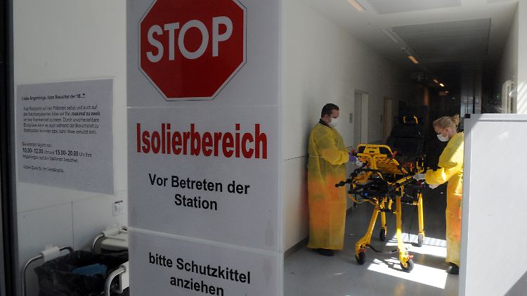 Mitarbeiter in Schutzanzügen in einer Isolierstation im Universitätsklinikum Eppendorf (UKE) in Hamburg.
