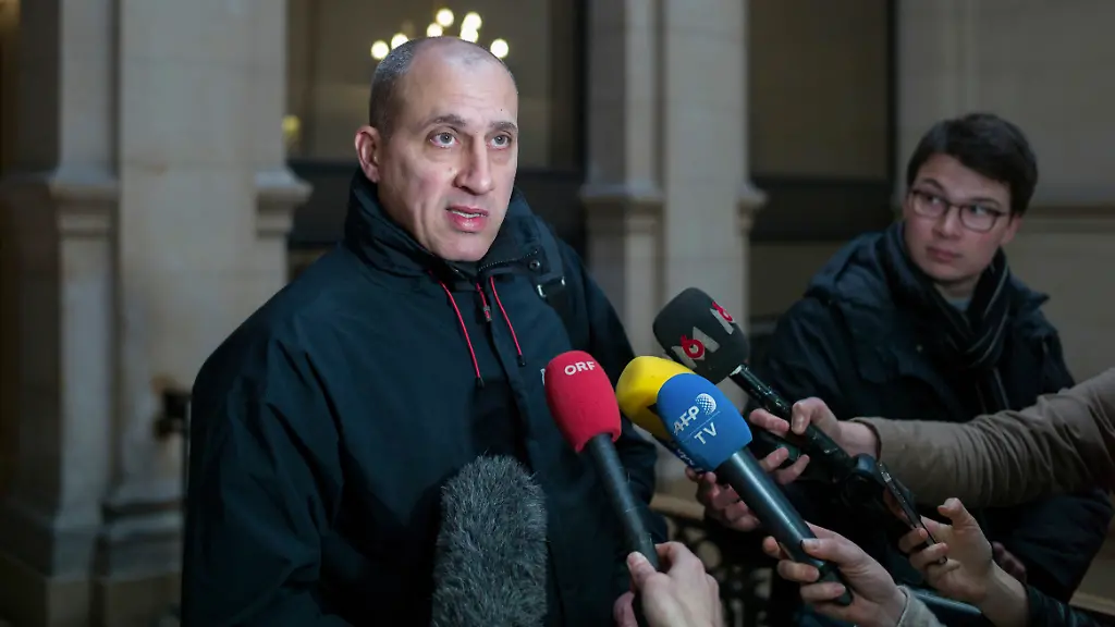 03ce37772de42aea6185c4ea67b72d8b