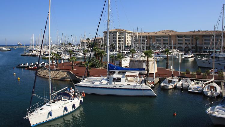 Port Fréjus ist eine kleine Welt für sich - moderne Mittelmeerarchitektur trifft auf das Konzept von Badeorten, wie sie vor 100 Jahren gebaut wurden. Um den Hafen gruppieren sich Geschäfte und Bars. 