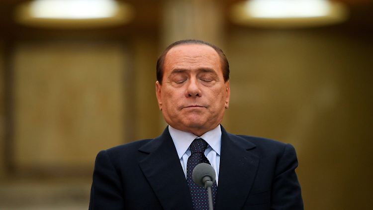 Geht Berlusconi etwa in sich? Der Anblick dürfte täuschen.