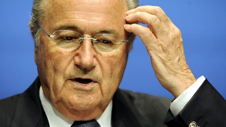 Sepp Blatter redet, die AFC-Delegierten reisen ab.