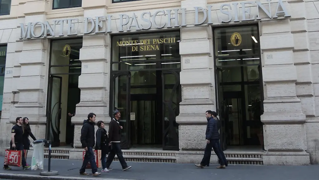 Blick-auf-eine-Filiale-des-italienischen-Geldhauses-Monte-dei-Paschi-di-Siena-MPS-in-Rom-Italien-am-07-02-2017-zu-dpa-Aussen-praechtig-innen-marode-Die-Banken-als-Spiegelbild-Italiens-vom-09-02