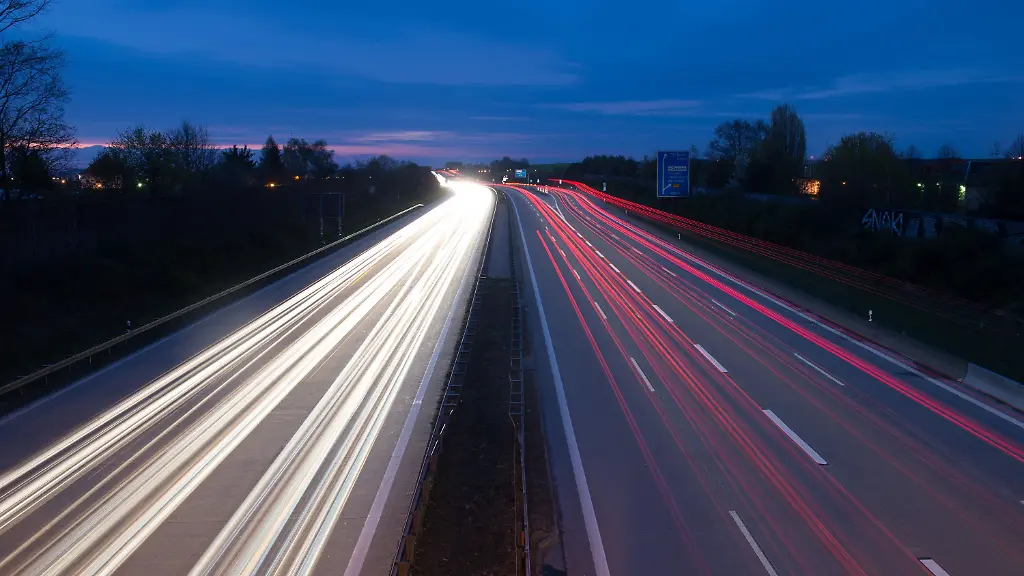 ARCHIV-Autos-fahren-am-17-04-2016-bei-Dresden-Sachsen-ueber-die-Autobahn-4-und-hinterlassen-Lichtspuren-Effekt-durch-Langzeitbelichtung-Am-18-04-2016-informiert-der-saechsische-Rechnungshof-mit-einer-Pressekonferenz-ueber-die-Strasseninfrastruktur-in-Sachsen