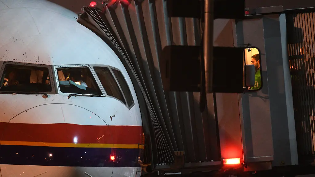 ARCHIV-Polizisten-betreten-am-14-12-2016-auf-dem-Flughafen-in-Frankfurt-am-Main-Hessen-ein-Flugzeug-von-Meridiana-mit-dem-Fluechtlige-nach-Afghanistan-zurueckgebraucht-wurden-zu-dpa-Abschiebungen-sollen-beschleunigt-werden-Kritik-an-den-Plaenen-vom-09-02