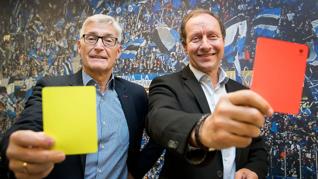 DFB-Schiedsrichterchef-Lutz-Michael-Froehlich-l-und-Hellmut-Krug-Projektleiter-Video-Assistent-beim-DFB-und-der-Deutschen-Fussball-Liga-DFL-zeigen-am-06-02-2017-in-Hamburg-auf-einer-Veranstaltung-fuer-Medienvertreter-unter-dem-Motto-Schiedsrichter-schulen-Sportjournalisten-eine-gelbe-und-rote-Karte