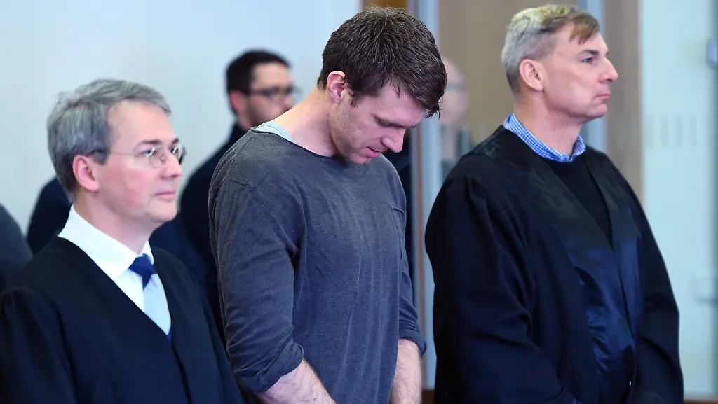 Der-NPD-Politiker-Maik-Schneider-M-steht-am-09-02-2017-in-Potsdam-Brandenburg-gemeinsam-mit-seinen-Anwaelten-kurz-vor-Beginn-der-Urteilsverkuendung-in-einem-Saal-des-Landgerichts-Potsdam-Das-Landgericht-Potsdam-hat-den-NPD-Politiker-Maik-Schneider-wegen-des-Brandanschlags-auf-eine-geplante-Fluechtlingsunterkunft-in-Nauen-zu-acht-Jahren-Haft-verurteilt