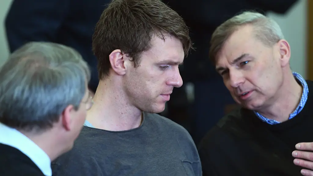 Der-NPD-Politiker-Maik-Schneider-M-sitzt-am-09-02-2017-in-Potsdam-Brandenburg-gemeinsam-mit-seinen-Anwaelten-kurz-vor-Beginn-der-Urteilsverkuendung-in-einem-Saal-des-Landgerichts-Potsdam-Das-Landgericht-Potsdam-hat-den-NPD-Politiker-Maik-Schneider-wegen-des-Brandanschlags-auf-eine-geplante-Fluechtlingsunterkunft-in-Nauen-zu-acht-Jahren-Haft-verurteilt