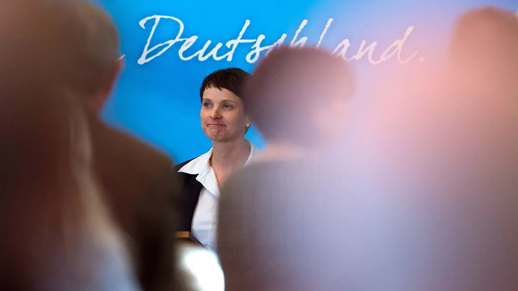 Frauke-Petry-Bundesvorsitzende-der-Alternative-fuer-Deutschland-AfD-bekommt-am-29-01-2017-auf-dem-AfD-Landesparteitag-in-Klipphausen-Sachsen-nach-ihrer-Rede-von-den-Delegierten-stehend-Beifall-Auf-dem-Landesparteitag-wollen-die-rund-320-Delegierten-die-Partei-auf-den-Bundestagswahlkampf-einstimmen