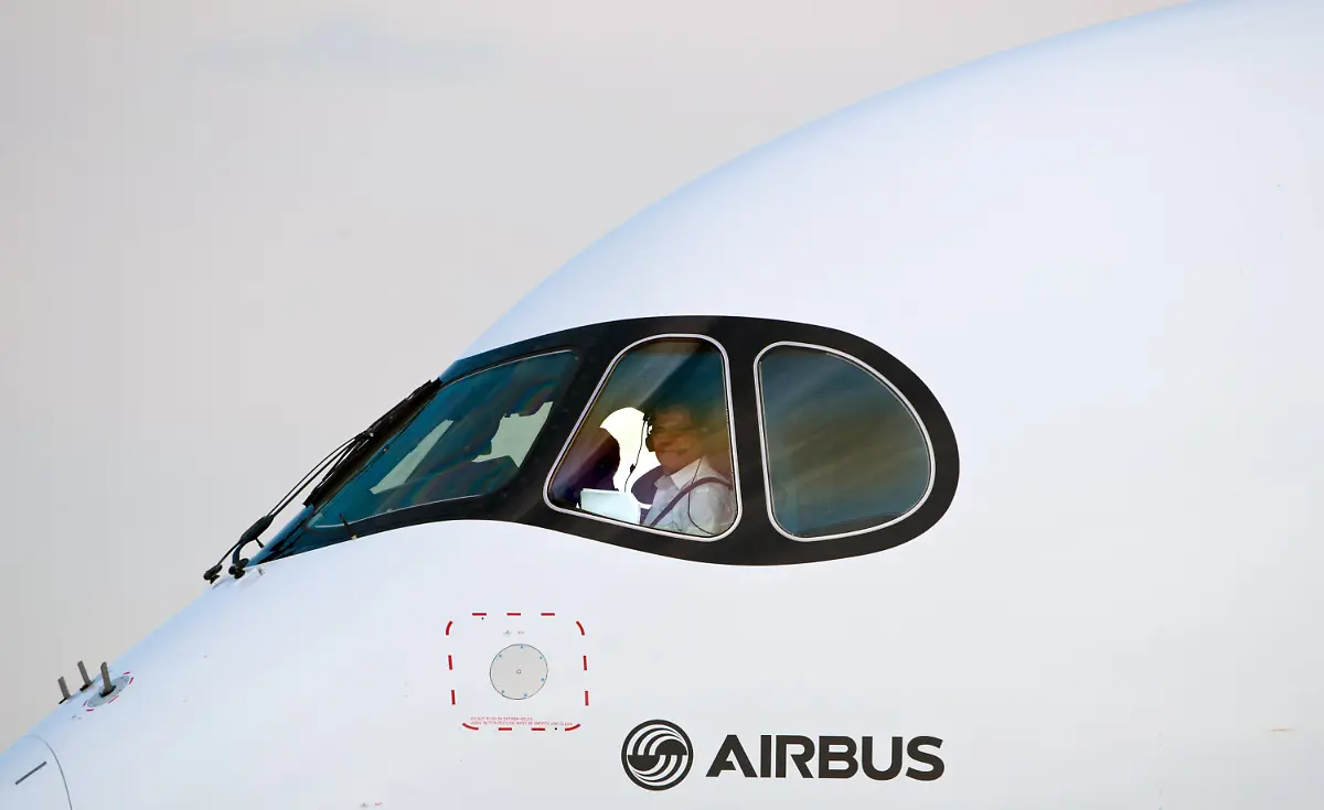 ARCHIV-Nach-seiner-Erstlandung-auf-dem-Flughafen-Frankfurt-am-Main-Hessen-rollt-der-neue-Airbus-A350-XWB-am-25-07-2014-zu-seiner-Parkposition-Foto-Boris-Roessler-dpa-zu-dpa-Vom-Start-up-zum-Luftfahrtriesen-Airbus-liefert-den-10-000-Jet-aus-vom-13-10