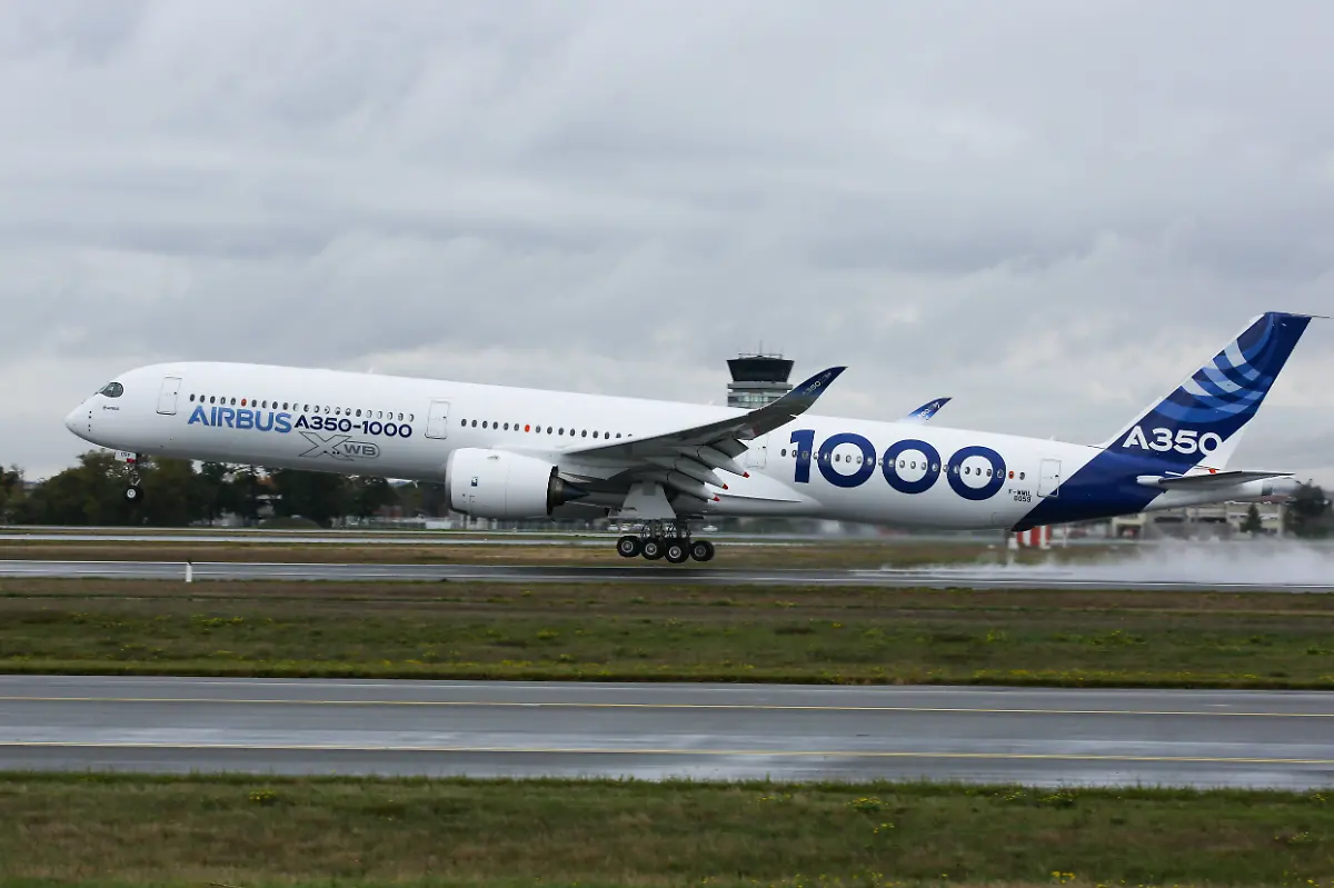 Jungfernflug-des-Airbus-A350-1000-in-Toulouse-TOULOUSE-FRANCE-NOVEMBER-24-2016-An-Airbus-A350-1000-Europe-s-largest-twin-engined-airliner-prepares-to-take-off-for-its-maiden-flight