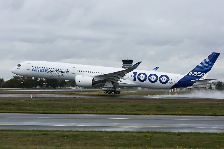 Jungfernflug-des-Airbus-A350-1000-in-Toulouse-TOULOUSE-FRANCE-NOVEMBER-24-2016-An-Airbus-A350-1000-Europe-s-largest-twin-engined-airliner-prepares-to-take-off-for-its-maiden-flight