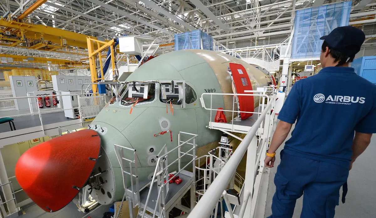 ARCHIV-Blick-auf-einen-im-Bau-befindlichen-Airbus-A350-XWB-bei-Airbus-in-Toulouse-am-16-06-2014-Der-europaeische-Luftfahrt-und-Ruestungskonzern-Airbus-streicht-1164-Stellen-EPA-CAROLINE-BLUMBERG-zu-dpa-Luftfahrt-und-Ruestungskonzern-Airbus-streicht-ueber-1100-Jobs-vom-29-11