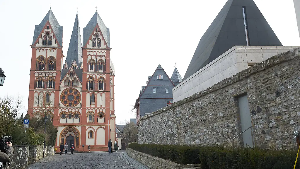Das-Foto-vom-09-02-2017-zeigt-den-Dom-und-den-Bischofssitz-in-Limburg-Hessen-Gegen-einen-Mitarbeiter-des-Bistums-laufen-Ermittlungen-wegen-des-mutmasslichen-Besitzes-von-Kinderpornografie
