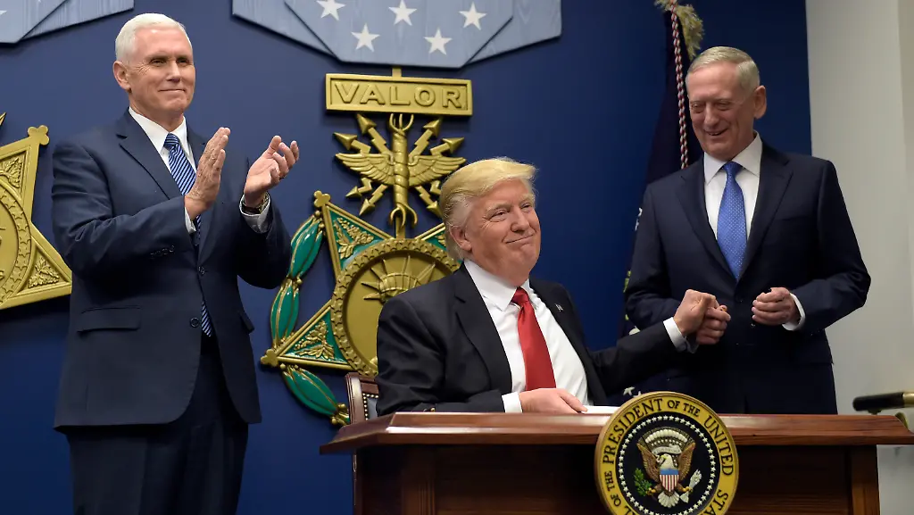 US-Praesident-Donald-Trump-M-gibt-Verteidigungsminister-James-Mattis-r-die-Hand-am-27-01-2017-im-Pentagon-in-Washington-nachdem-er-eine-exekutive-Massnahme-zur-Erneuerung-des-Militaers-unterzeichnet-hat-Links-Vizepraesident-Mike-Pence