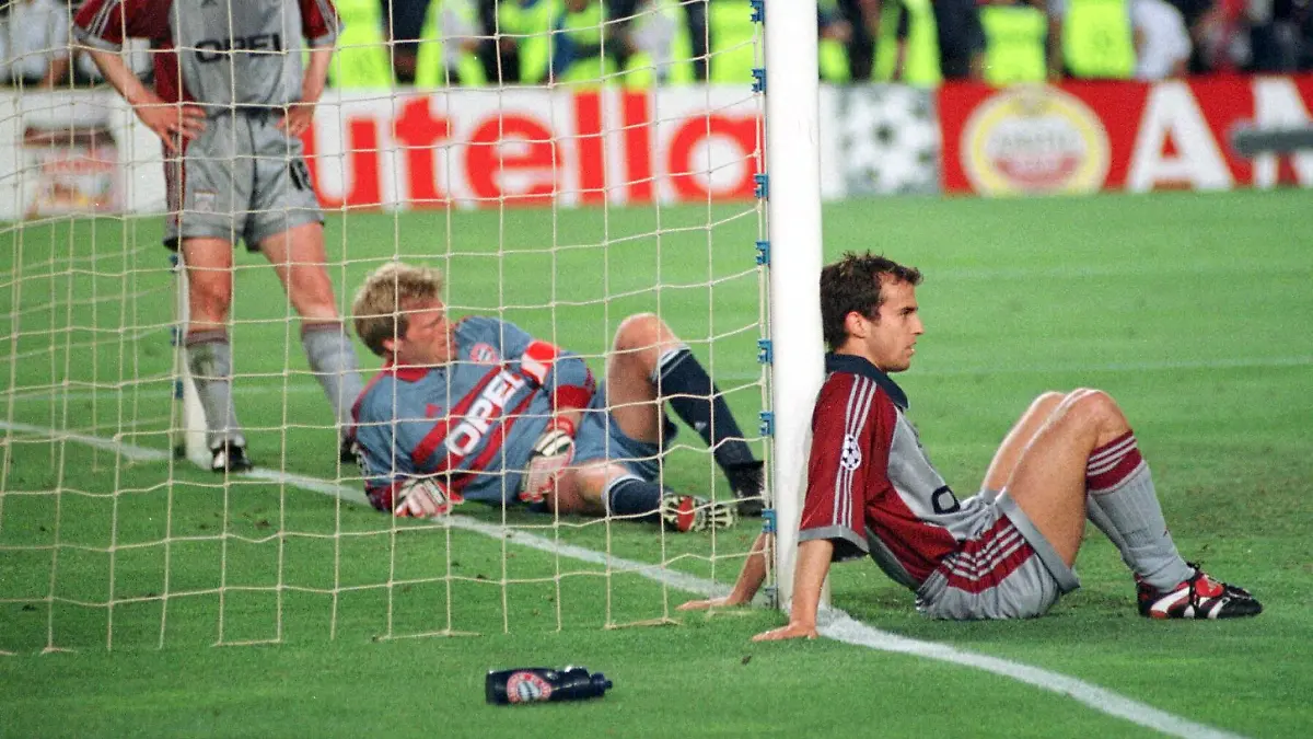 ARCHIV-Bayern-Muenchens-Torwart-Oliver-Kahn-M-und-Mehmet-Scholl-r-und-Michael-Tarnat-L-sind-am-26-05-1999-nach-dem-1-2-verlorenen-Champions-League-Finale-gegen-Manchester-United-in-Barcelona-enttaeuscht-zu-dpa-So-wie-die-Patriots-Spektakulaere-Aufholjagden-im-Sport-vom-06-02