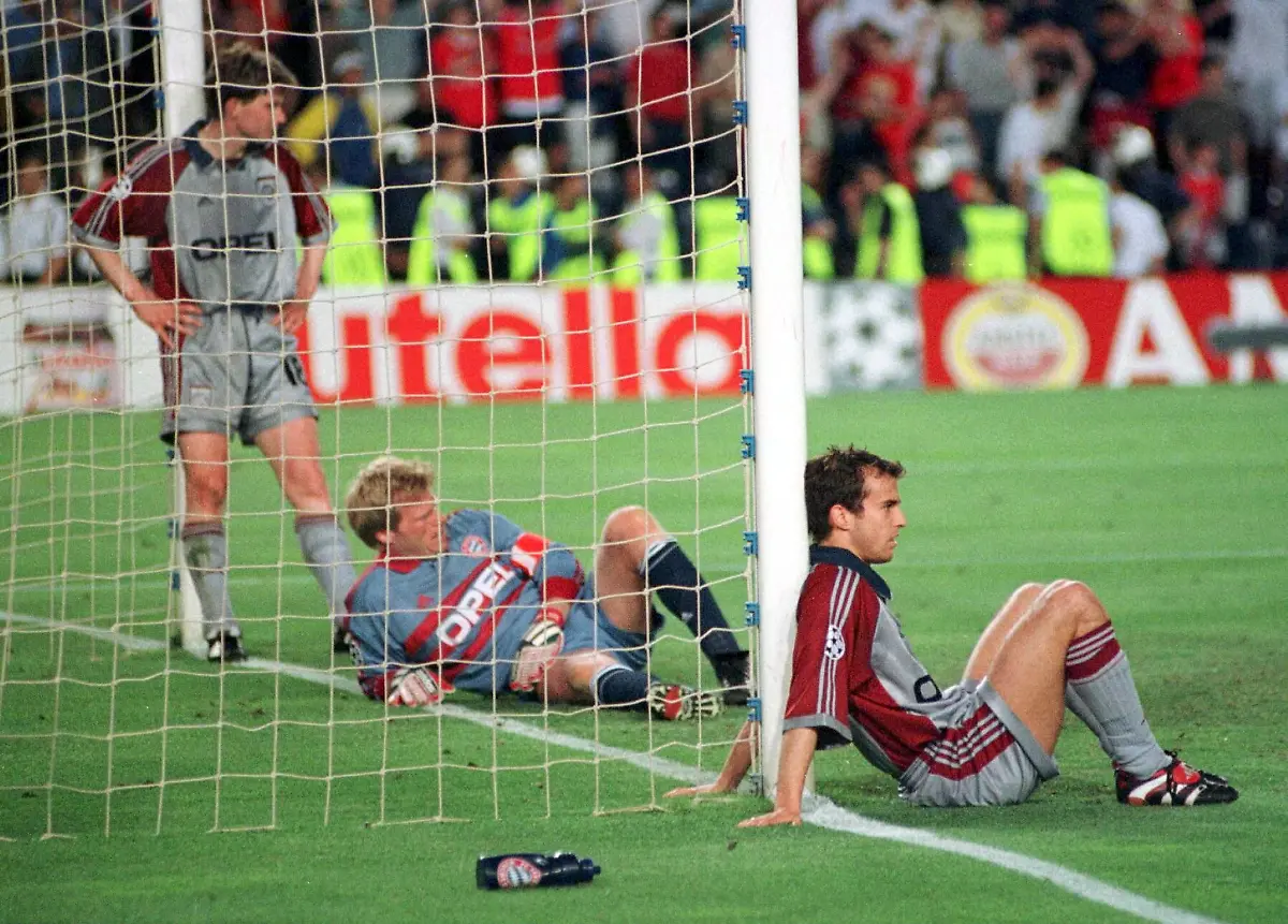 ARCHIV-Bayern-Muenchens-Torwart-Oliver-Kahn-M-und-Mehmet-Scholl-r-und-Michael-Tarnat-L-sind-am-26-05-1999-nach-dem-1-2-verlorenen-Champions-League-Finale-gegen-Manchester-United-in-Barcelona-enttaeuscht-zu-dpa-So-wie-die-Patriots-Spektakulaere-Aufholjagden-im-Sport-vom-06-02