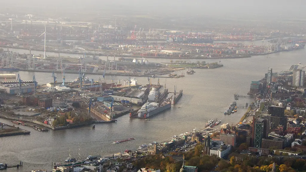 ARCHIV-Blick-am-08-11-2015-in-Hamburg-auf-den-Hafen-mit-der-Werft-Blohm-Voss-l-Containerterminals-oben-dem-Sankt-Pauli-Fischmarkt-oben-r-dem-Stadtteil-Sankt-Pauli-r-und-den-Sankt-Pauli-Landungsbruecken-unten-M-Das-Bundesverwaltungsgericht-in-Leipzig-wird-am-9-Februar-2017-ueber-die-Elbvertiefung-entscheiden-zu-dpa-Leipziger-Richter-entscheiden-Streit-ueber-Elbvertiefung-vom-09-02