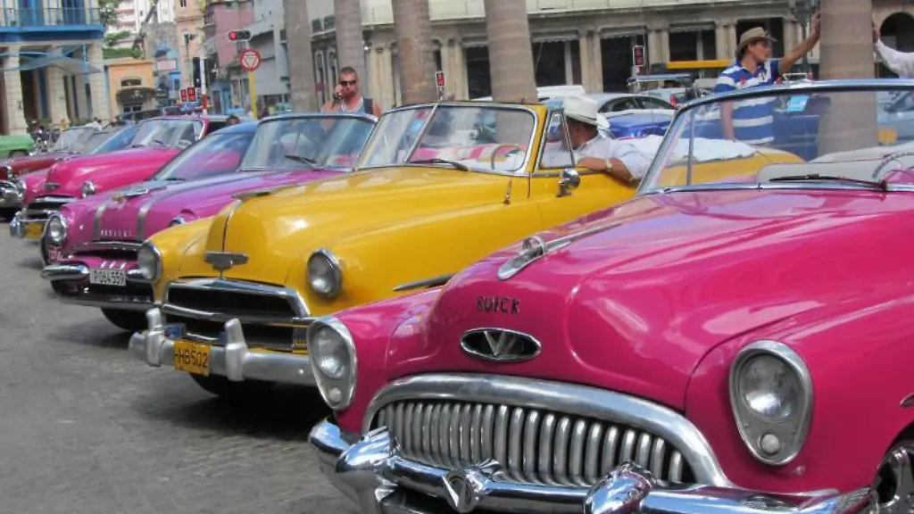 Oldtimer-im-Einsatz-auf-Kuba