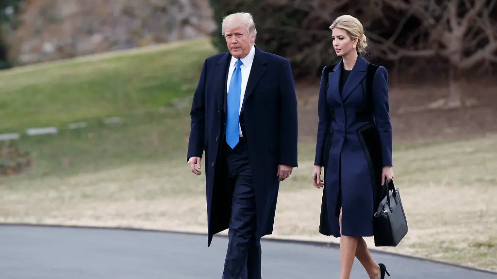 US-Praesident-Donald-Trump-und-seine-Tochter-Ivanka-gehen-am-01-02-2017-in-Washington-ueber-den-South-Lawn-des-Weissen-Hauses-zum-Praesidenten-Hubschrauber-Marine-One