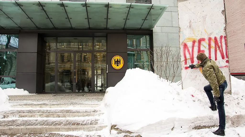 HANDOUT-Auf-dem-von-Alexej-Gontscharenko-zur-Verfuegung-gestellten-Foto-ist-ein-Stueck-der-frueheren-Berliner-Mauer-am-08-02-2017-vor-der-deutschen-Botschaft-in-Kiew-Ukraine-zu-sehen-Das-Wort-NEIN-sprueht-Gontscharenko-mit-roter-Farbe-auf-das-Mauerstueck-zu-dpa-Ukrainischer-Abgeordneter-beschmiert-Mauer-Denkmal-in-Kiew-am-08-02