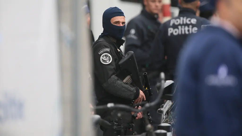 epa05380680-Police-officers-block-the-access-to-City-2-shopping-mall-during-an-anti-terrorist-operation-in-Brussels-Belgium-21-June-2016-According-to-media-reports-a-man-suspected-of-carrying-explosives-was-arrested-following-a-bomb-alert