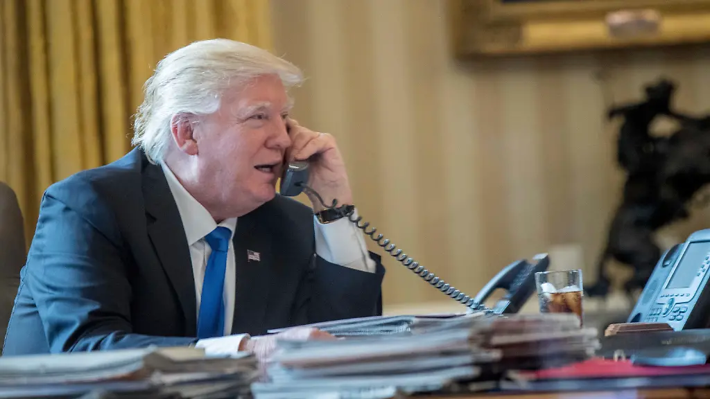 dpatopbilder-US-Praesident-Donald-Trump-telefoniert-am-28-01-2017-im-Oval-Office-des-Weissen-Hauses-in-Washington-D-C-USA-mit-Russlands-Praesident-Wladimir-Putin