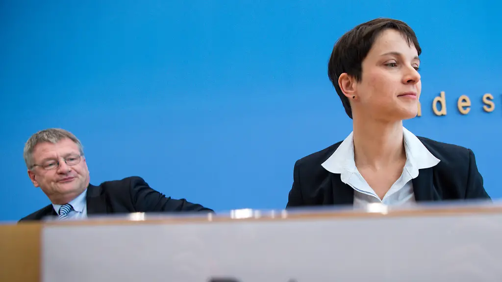 ARCHIV-Frauke-Petry-r-Bundesvorsitzende-der-Partei-Alternative-fuer-Deutschland-AfD-und-Joerg-Meuthen-Bundesvorsitzender-der-AfD-und-damaliger-Spitzenkandidat-in-Baden-Wuerttemberg-sitzen-am-14-03-2016-bei-einer-Pressekonferenz-in-Berlin-Foto-Bernd-von-Jutrczenka-dpa-zu-dpa-Vor-AfD-Konvent-Sonderparteitag-und-Neuwahl-unwahrscheinlich-vom-12-08